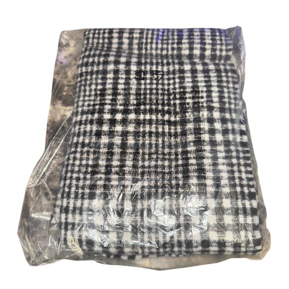 Old Navy Flannel Scarf Black White Plaid Women's One Size Soft Brushed NWT - Picture 2 of 3